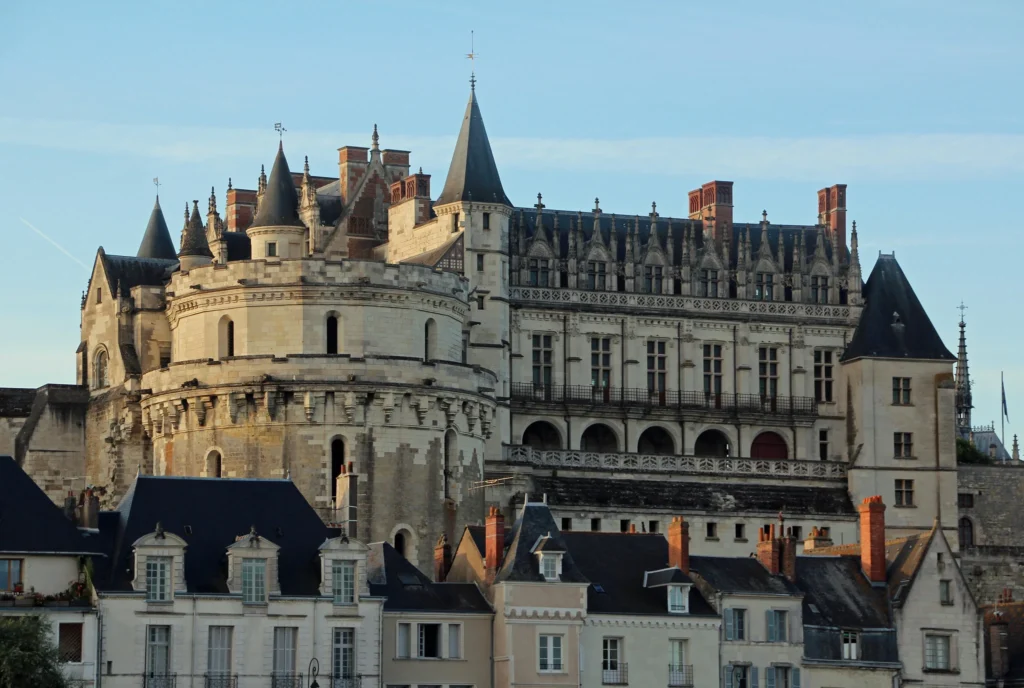 Vue du château royal d’Amboise, monument emblématique de la Renaissance sur les bords de la Loire