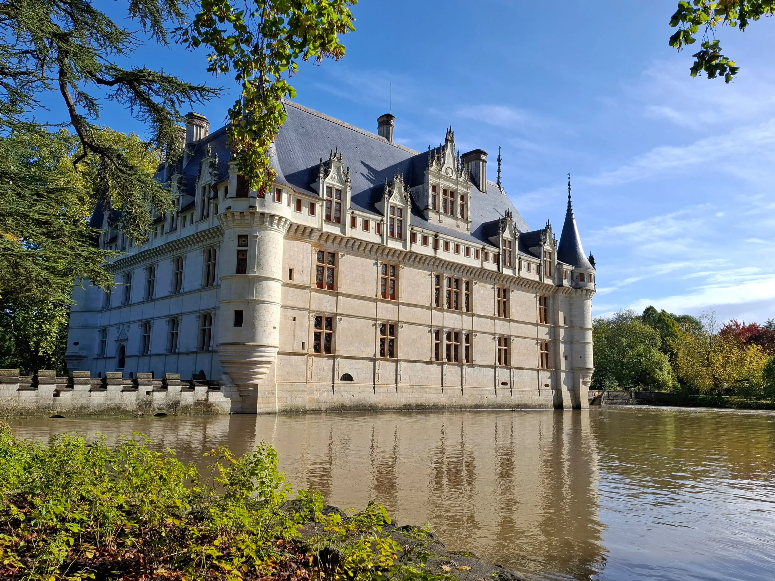 Château d’Azay-le-Rideau entouré d’eau, site emblématique du Val de Loire à découvrir en visite guidée