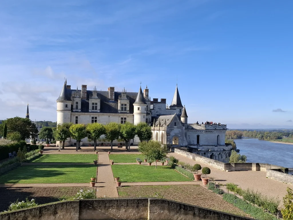 Château royal d’Amboise et ses jardins surplombant la Loire