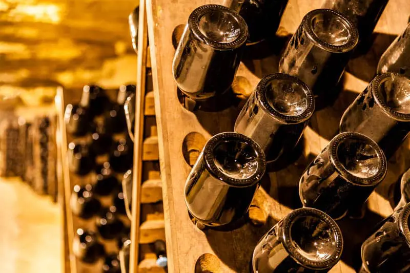 Cave troglodytique de Vouvray avec bouteilles de vin en vieillissement sur des tables de Remuage