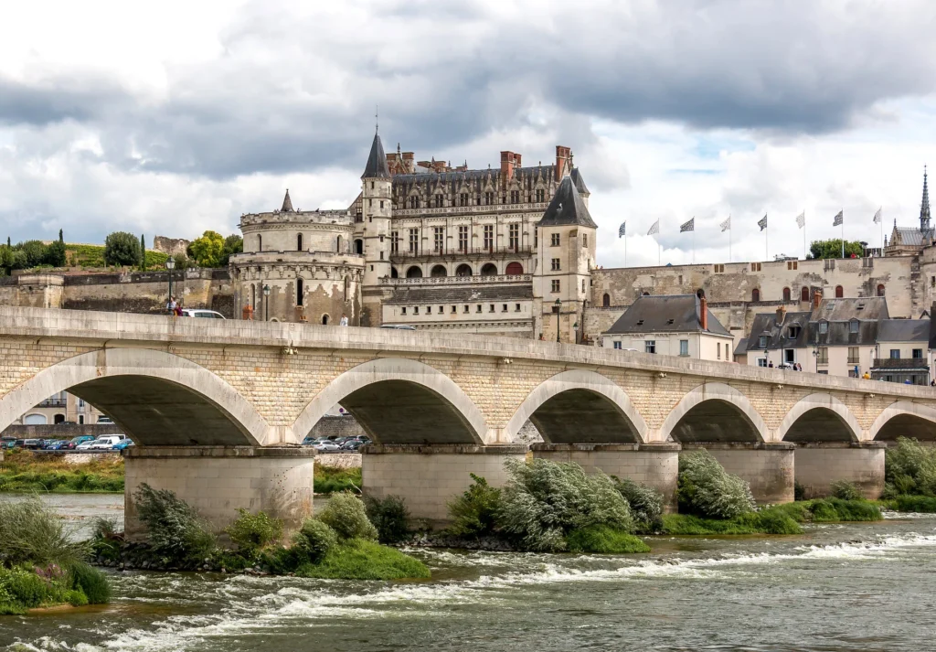 Château d’Amboise et pont sur la Loire dans le Val de Loire